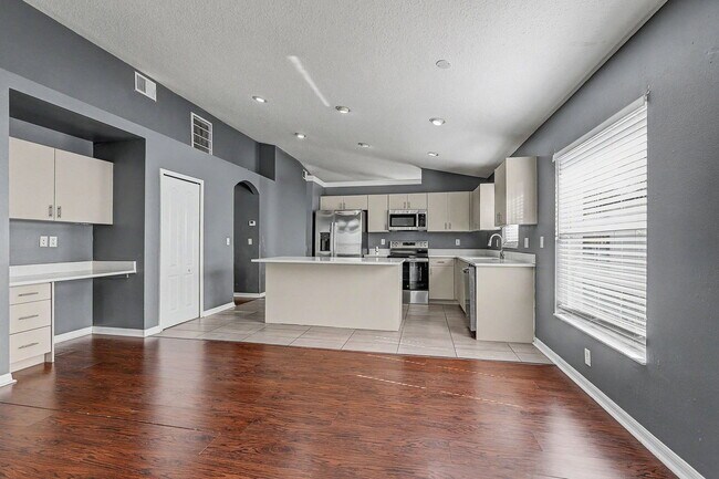 Building Photo - 30936 Baclan Dr