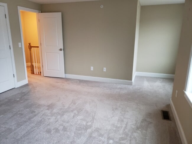 Building Photo - 10 Cardigan Ct