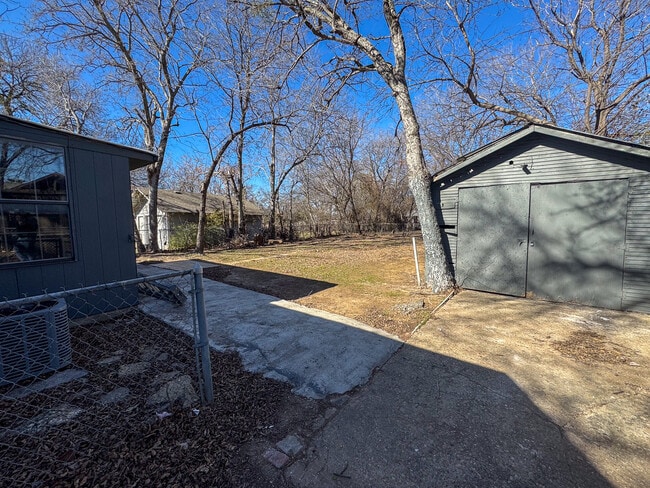 Building Photo - 320 W Hudgins St