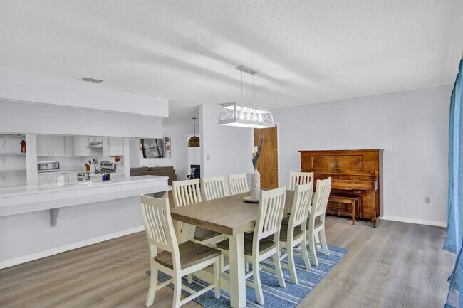Building Photo - 1045 N Cres Dr