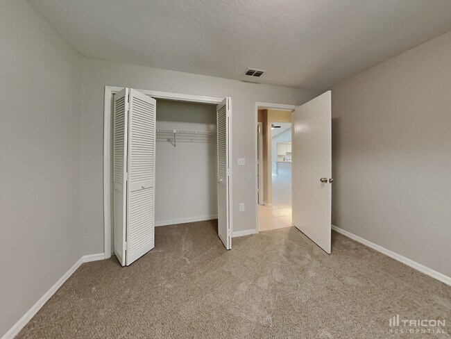 Building Photo - 5913 Fall River Dr