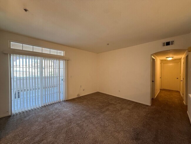 Building Photo - Centrally Located Downstairs Condo in the Oak Creek Villas
