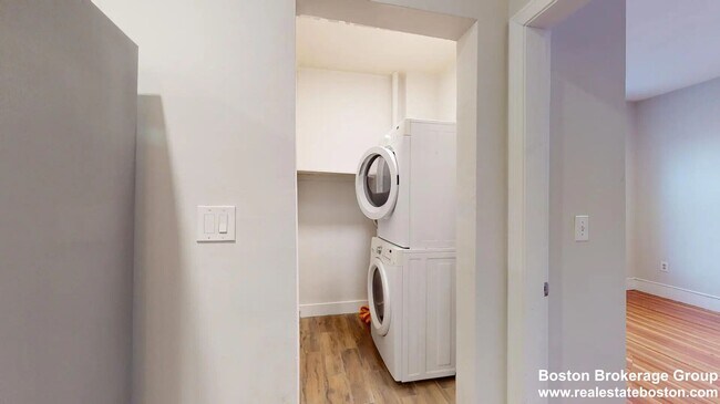 Building Photo - Beautiful 3 Bed Coming Available