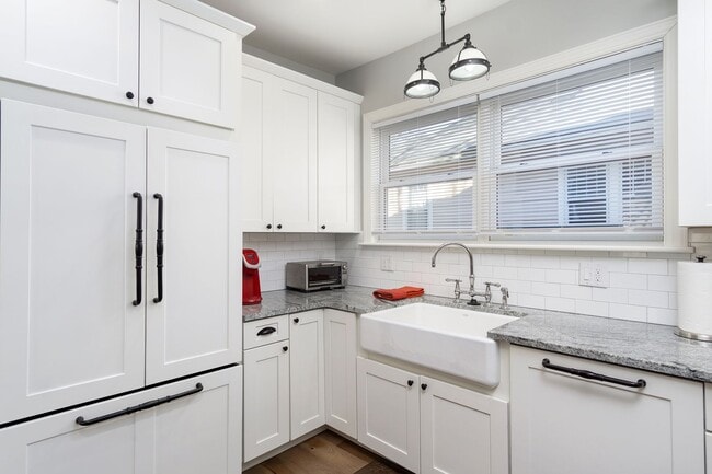Building Photo - Montford Furnished Rental