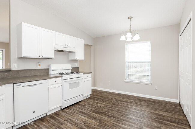 Building Photo - 7485 International Village Dr