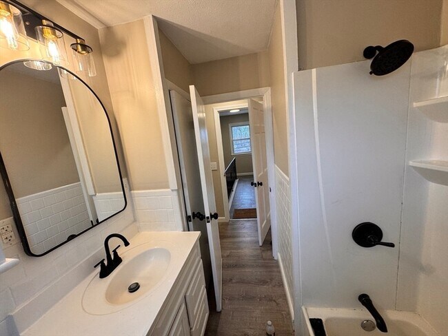 Building Photo - 34 Gates Ln