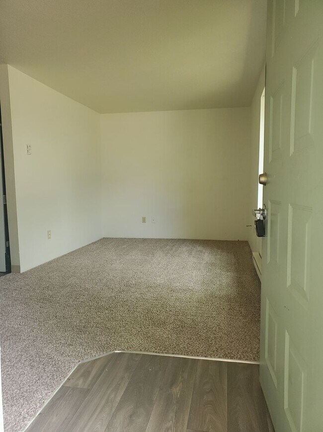 Building Photo - 2 bed 1 bath Duplex