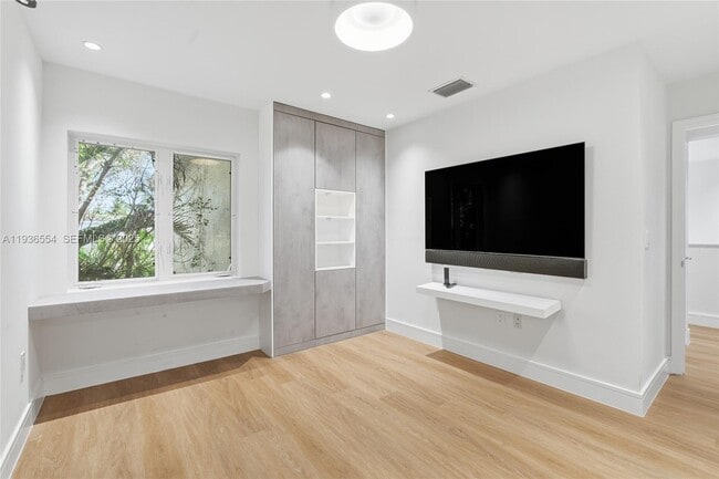 Building Photo - 3135 NE 211th St