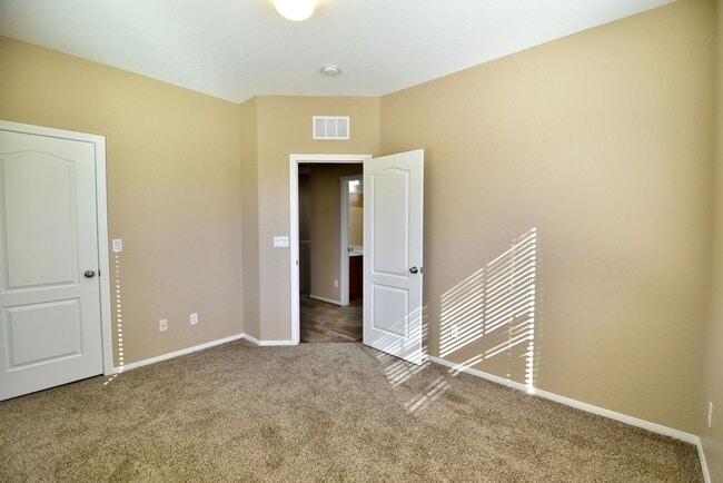 Building Photo - Beautiful 3 Bedroom Henderson Home!