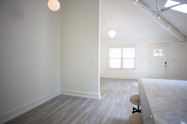 Building Photo - 113 Barclay Rd