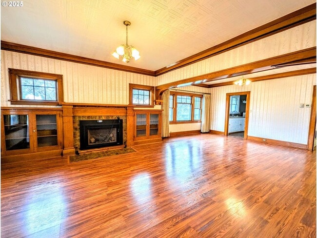 Building Photo - Craftsman style custom home in downtown La Grande