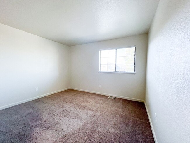 Building Photo - Newly Renovated 4 Bed, 3 Bath Home