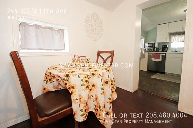 Building Photo - 744 1/2 N 11th Ave-