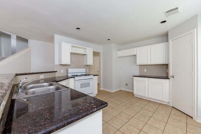 Building Photo - 7615 Greenwood Point Dr