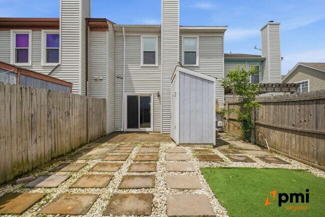 Building Photo - UPDATED 3 BEDROOM 2.5 BATH, FENCED YARD PETS ALLOWED