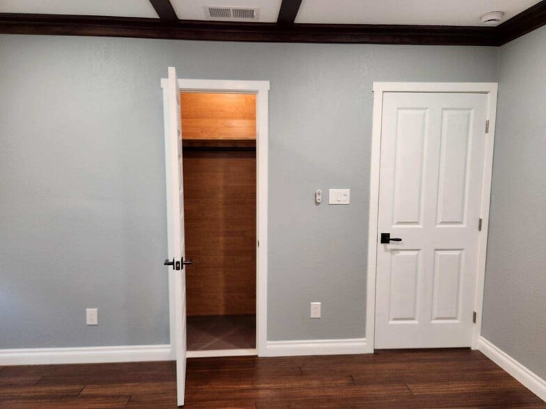 Building Photo - 703 42nd St