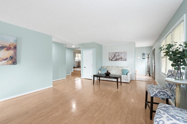 Building Photo - 917 9th Ave S