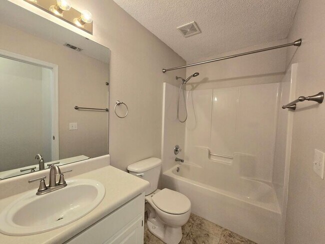 Building Photo - 3324 Village Green Dr
