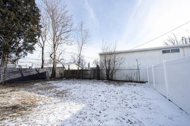 Building Photo - "Charming 1-Bedroom Retreat in Kokomo – Cozy 600 Sq Ft with Modern Comforts!"