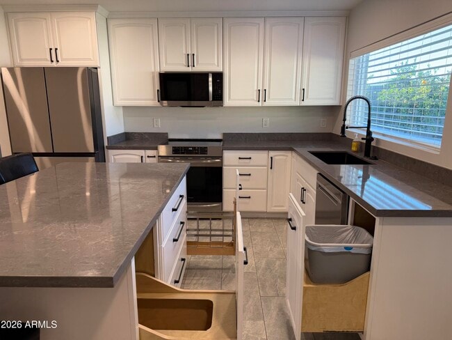 Building Photo - 4140 W Paradise Dr