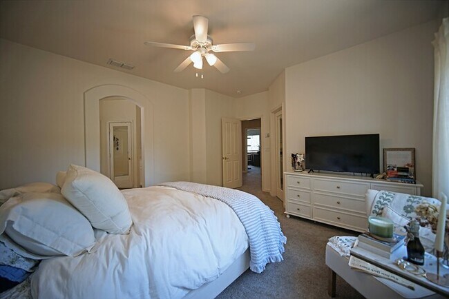 Building Photo - Beautiful Highland Reserve home 4 bedroom,...