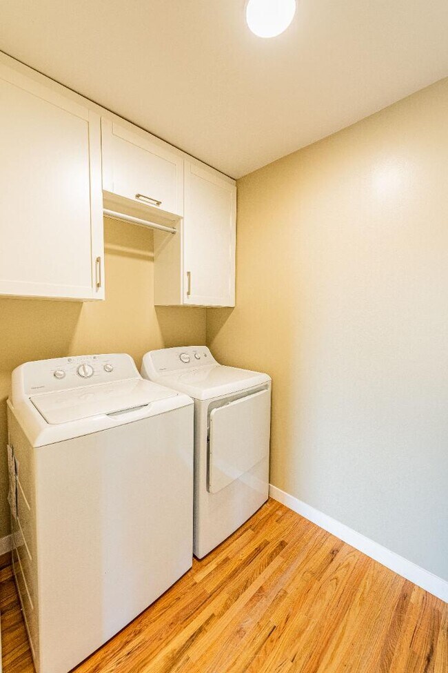 Building Photo - 444 Sierra Dr SE