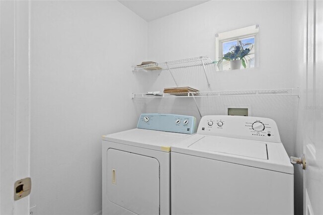 Building Photo - 754 Centervale Dr