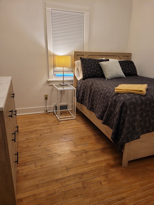 Building Photo - 517 E Johnson St