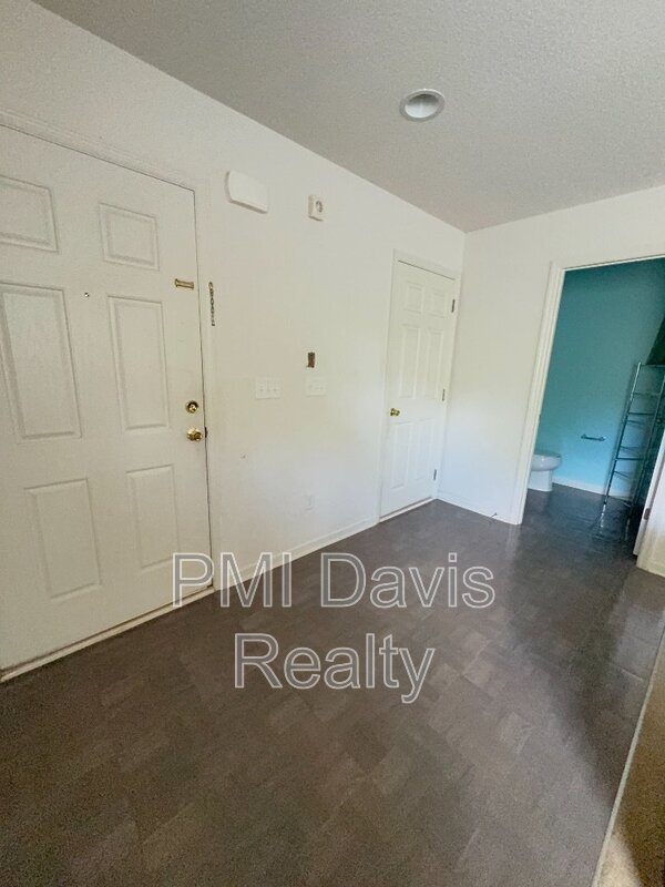 Building Photo - 143 Crete Ct
