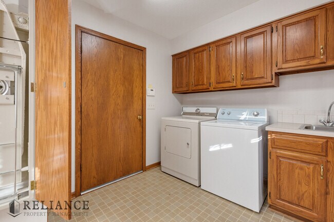 Building Photo - 220 N Yale Ave