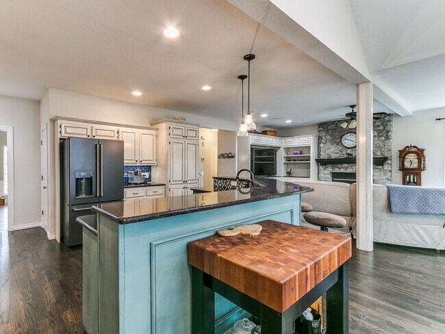 Building Photo - This stunning 4-bedroom, 3.5-bathroom home...