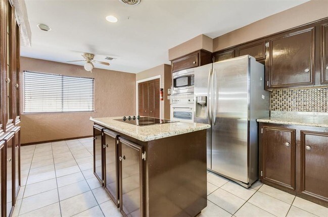 Building Photo - 2207 Briarview Dr
