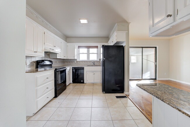 Building Photo - 5000 N Linn Ave