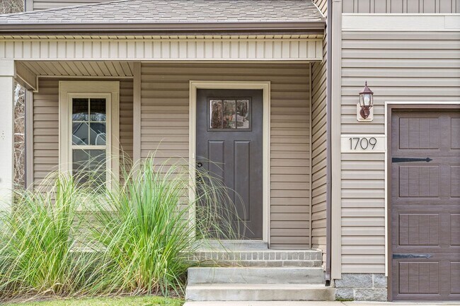 Building Photo - 1709 Rains Rd