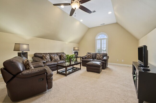 Building Photo - 1015 Crimson Clover Dr