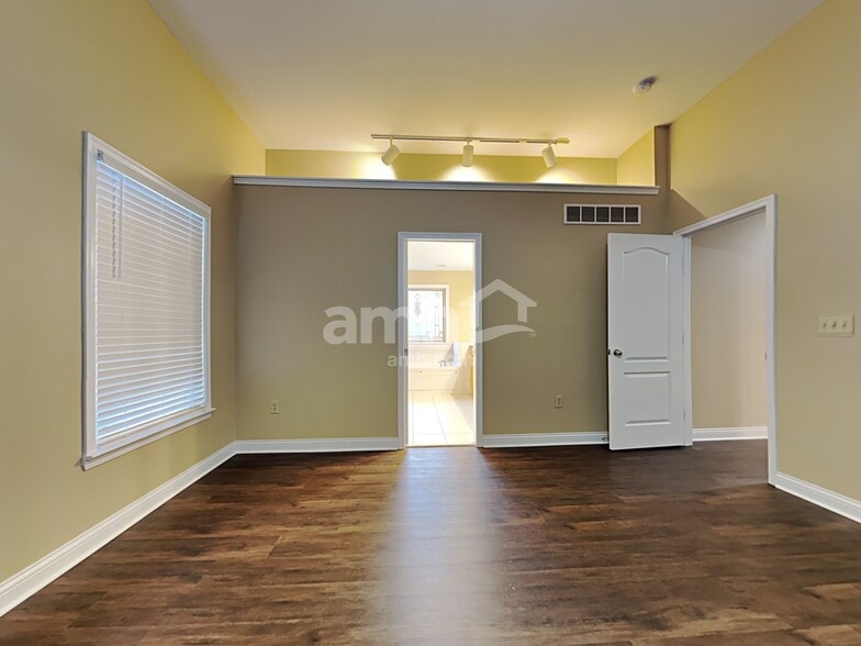 Building Photo - 11207 Sugarmill Dr