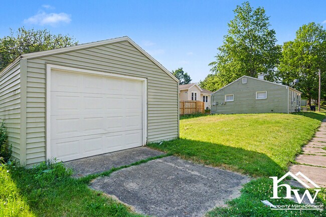 Building Photo - Cute Two Bedroom