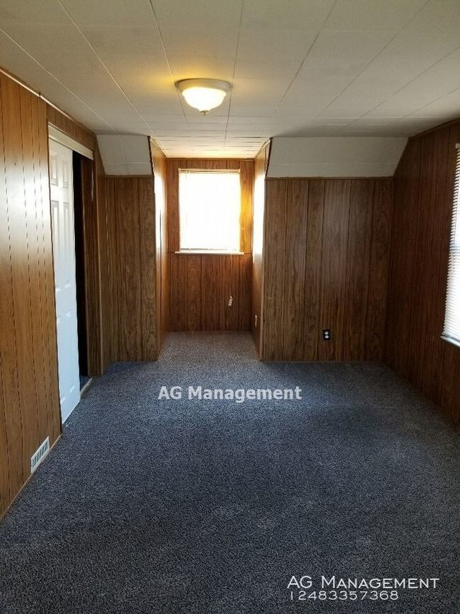 Building Photo - 22 Elwood St. - Pontiac 3Bed/1Bath