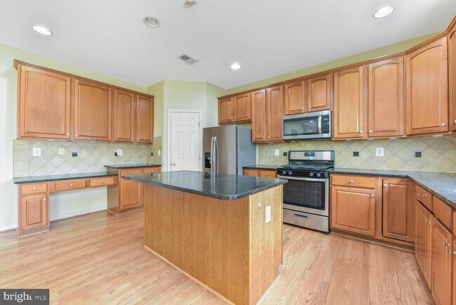 Building Photo - 730 Emerald Hill Dr NE