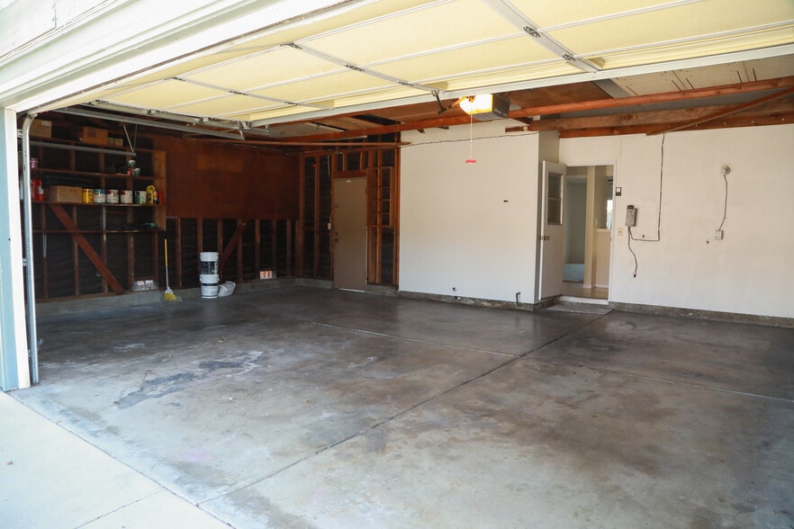 3 port garage - 646 Buttonwood Dr