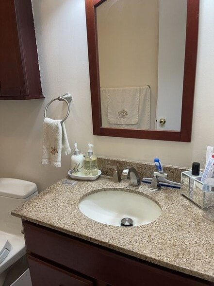 Building Photo - 304 Town Hill Condominium