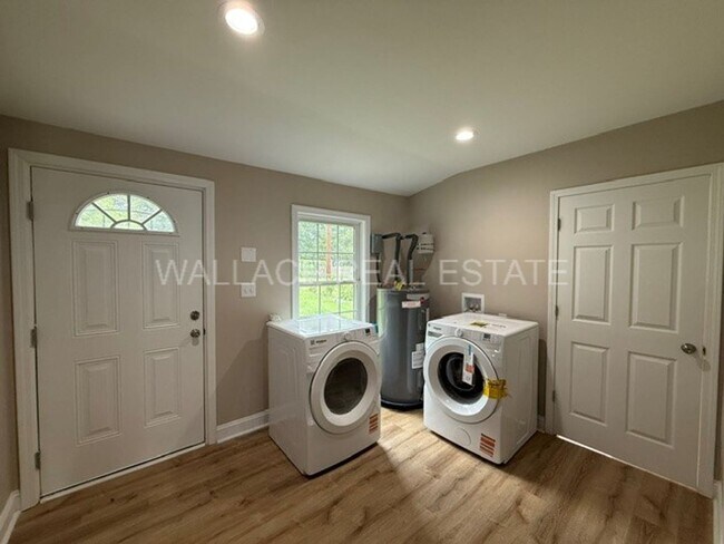 Building Photo - TOTALLY RENOVATED 3 BEDROOM HOUSE MINUTES FROM NEW SMOKIES STADIUM!!