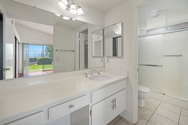 Building Photo - Sparkling Clean 3 Bedroom, 2 Bath Home with a View!