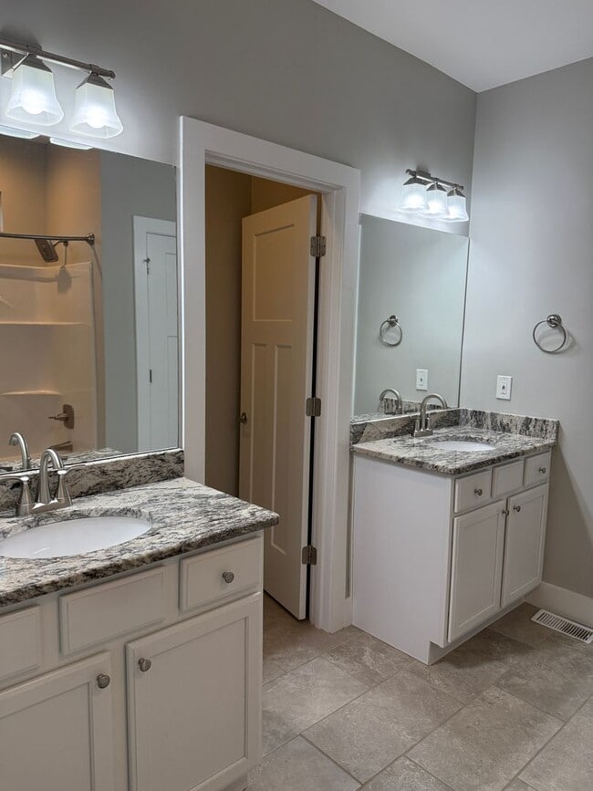 Building Photo - Spacious & Convenient!