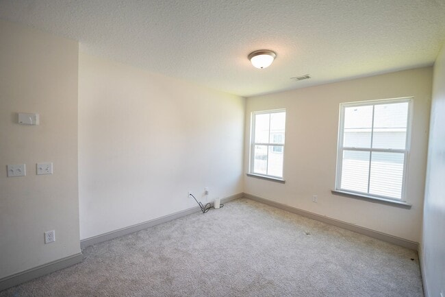 Building Photo - AVAILABLE NOW!