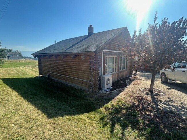 Building Photo - Beautiful 2 bed 1 bath in country setting