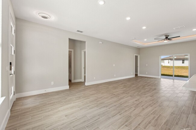 Building Photo - 123 Tulip Ln