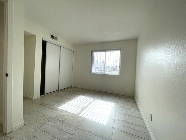 Building Photo - AVAILABLE NOW!  Lovely 1 Bed 1 Bath Apartm...