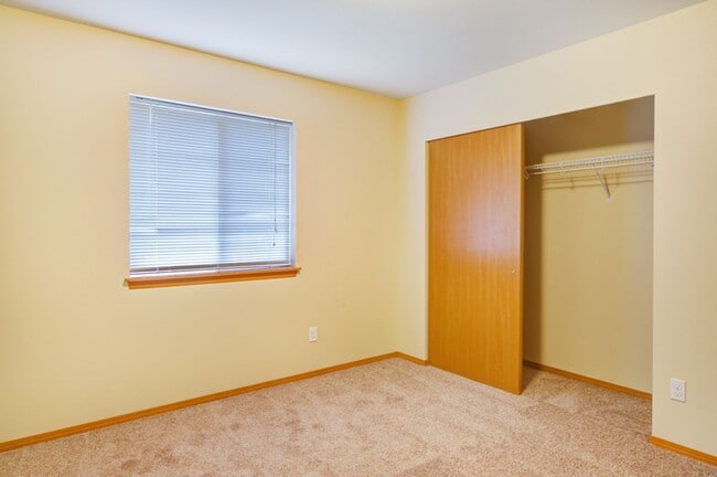 Building Photo - Holiday Move-In Special — Enjoy Half Off Your First Month’s Rent! Lovely 3 Bedroom Home in Coupev...