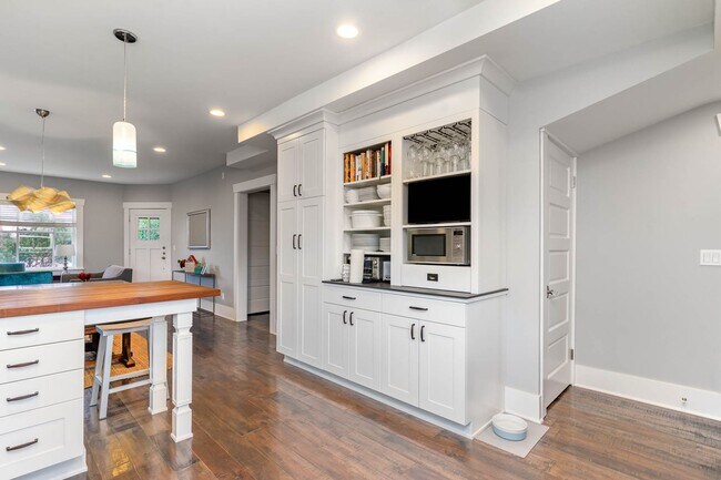 Building Photo - 4bd/3ba Seattle Home